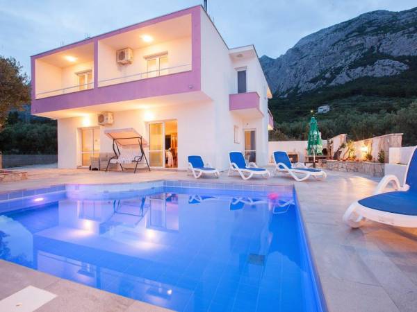 Lovely Holiday Villa with Pool Right Above Makarska