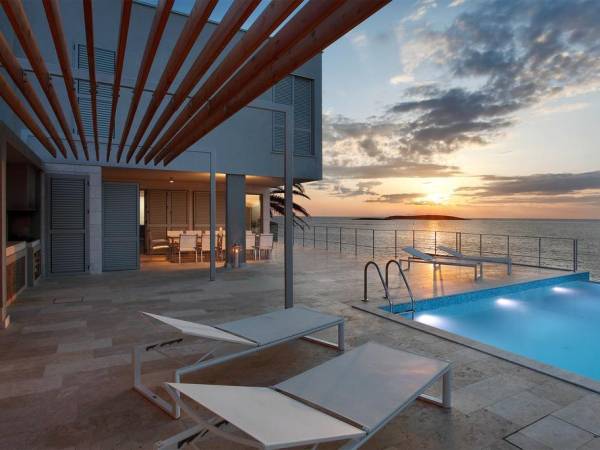 Modern Seafront Villa with 5 Bedrooms, Infinity Pool and Private Beach – Vis Island