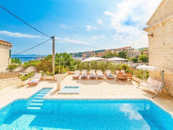 Stone Villa with Pool in Sumartin on the Island Brac